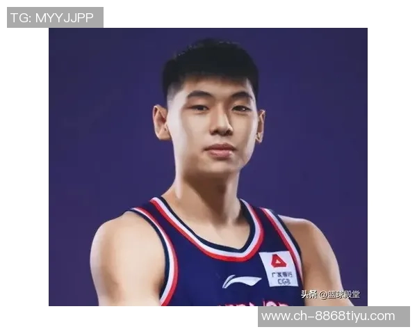 媒体人分享广东全运男篮探班照片赵睿身穿北京T恤与胡明轩崔永熙同框合影